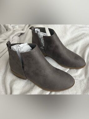 NWT Journee Collection Womens Rimi Grey Faux Suede Pull-On Ankle Boots